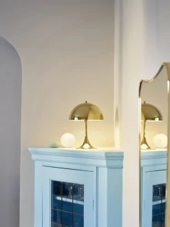 Louis Poulsen Spots<Panthella 250 bordlampe, opal af Verner Panton