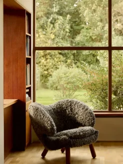 House of Finn Juhl Lænestole<Pelikanstolen, gotlandsk fåreskind af Finn Juhl