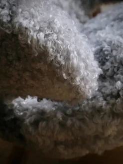 House of Finn Juhl Lænestole<Pelikanstolen, gotlandsk fåreskind af Finn Juhl