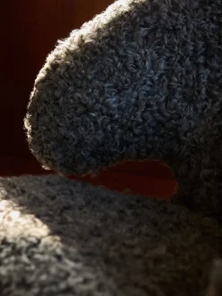 House of Finn Juhl Lænestole<Pelikanstolen, gotlandsk fåreskind af Finn Juhl