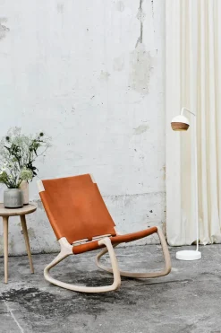 Mater Gyngestole<Rocker gyngestol, mat lakeret eg med whisky farvet læder fra