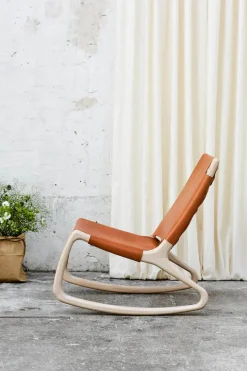 Mater Gyngestole<Rocker gyngestol, mat lakeret eg med whisky farvet læder fra