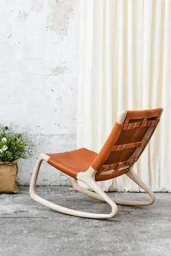 Mater Gyngestole<Rocker gyngestol, mat lakeret eg med whisky farvet læder fra