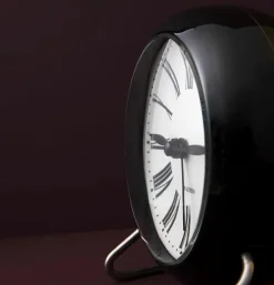 Arne Jacobsen Clocks Gaver Til Ham<Roman Bordur af Arne Jacobsen