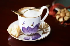 Royal Copenhagen Gaver Til Hende|Service<Flora højhankskop med underkop, Iris