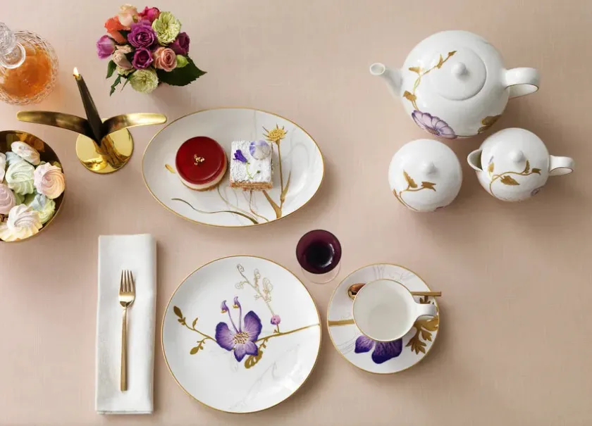 Royal Copenhagen Gaver Til Hende|Service<Flora højhankskop med underkop, Stedmoderblomst