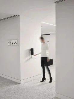 VOLA Sæbedispensere<Sensorstyret håndsprit- og sæbedispenser, vægmonteret i sort fra