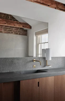 VOLA Sæbedispensere<Sensorstyret håndsprit- og sæbedispenser, vægmonteret i sort fra