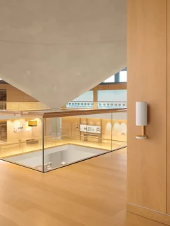 VOLA Sæbedispensere<Sensorstyret håndsprit- og sæbedispenser, vægmonteret i sort fra