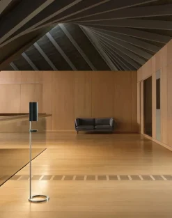 VOLA Sæbedispensere<Sensorstyret håndsprit- og sæbedispenser, fritstående i sort fra