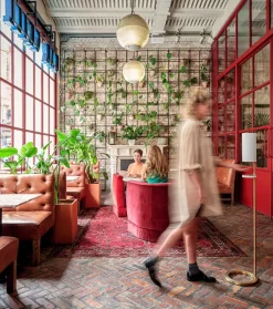 VOLA Sæbedispensere<Sensorstyret håndsprit- og sæbedispenser, fritstående i hvid fra