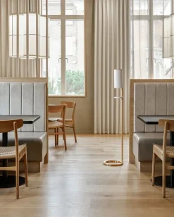 VOLA Sæbedispensere<Sensorstyret håndsprit- og sæbedispenser, fritstående i hvid fra