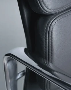 Vitra Kontorstole<Soft Pad Chair EA 217 Kontorstol, sort læder/krom stel fra