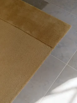 Linie Design Gulvtæpper<Split Plains Tæppe, Mustard fra