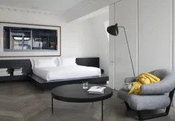 Editions Serge Mouille Gulvlamper|Spots<Standing Lamp w/1 Head/Arm af Serge Mouille