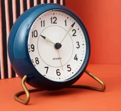 Arne Jacobsen Clocks Gaver Til Ham<Station Bordur, petroleum af Arne Jacobsen
