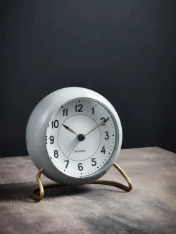 Arne Jacobsen Clocks Gaver Til Ham<Station Bordur, petroleum af Arne Jacobsen
