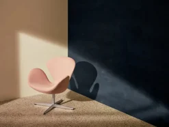 Fritz Hansen Loungestole|Lænestole<Svanen, sort læder/aluminium af Arne Jacobsen