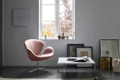 Fritz Hansen Loungestole|Lænestole<Svanen, sort læder/aluminium af Arne Jacobsen