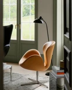 Fritz Hansen Loungestole|Lænestole<Svanen, sort læder/aluminium af Arne Jacobsen