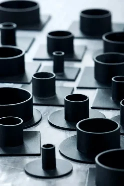 Kunstindustrien Lysestager<The Square lysestage Ø7 cm, sort fra