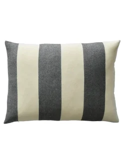 Silkeborg Uldspinderi Puder Og Plaider|Puder<The Sweater Cushion, golden yellow fra