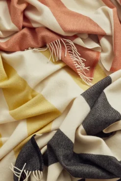 Silkeborg Uldspinderi Puder Og Plaider<The Sweater Plaid, golden yellow fra