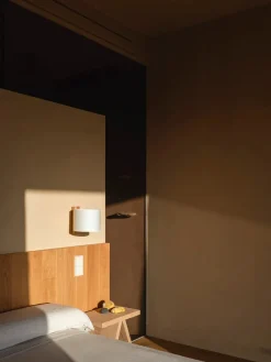 Santa & Cole Væglamper|Spots<TMM Corto Væglampe, bøg fra Santa and Cole