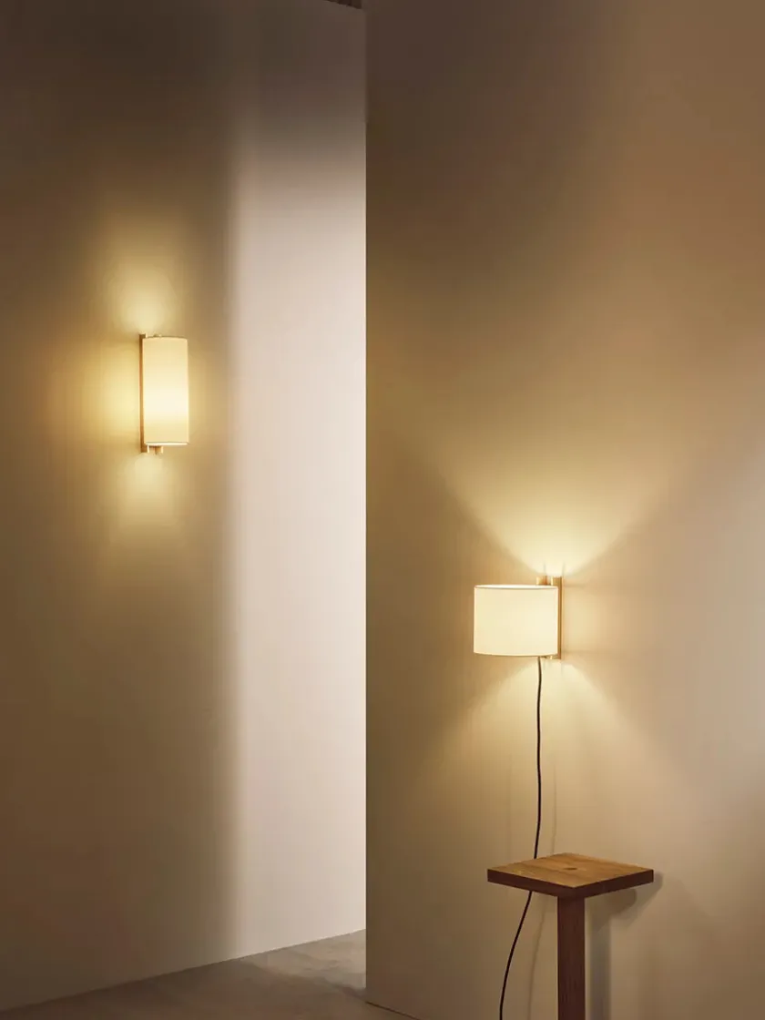 Santa & Cole Væglamper|Spots<TMM Corto Væglampe, bøg fra Santa and Cole