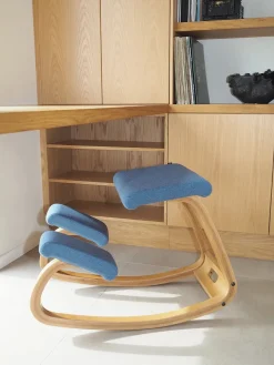 Variér Skamler<Variable Balans Stol, light brown wood fra