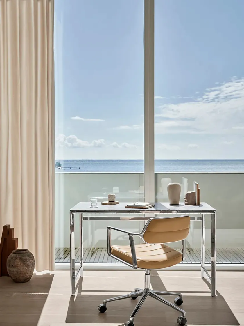 Vipp Kontorstole<453 Swivel+ Chair m/sort stel & hjul, sort læder fra