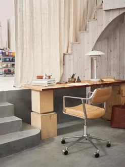 Vipp Kontorstole<453 Swivel+ Chair m/sort stel & hjul, sort læder fra