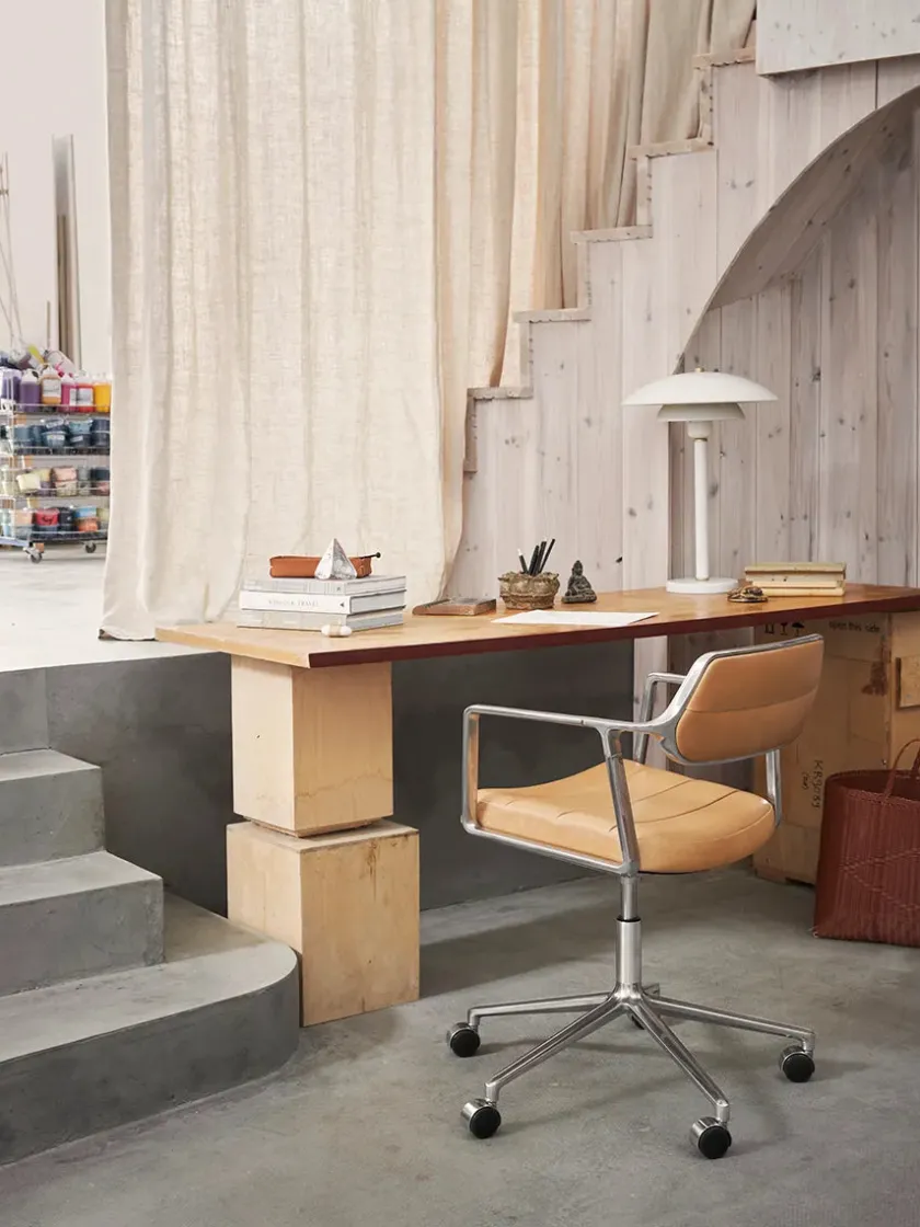 Vipp Kontorstole<453 Swivel+ Chair m/sort stel & hjul, sort læder fra