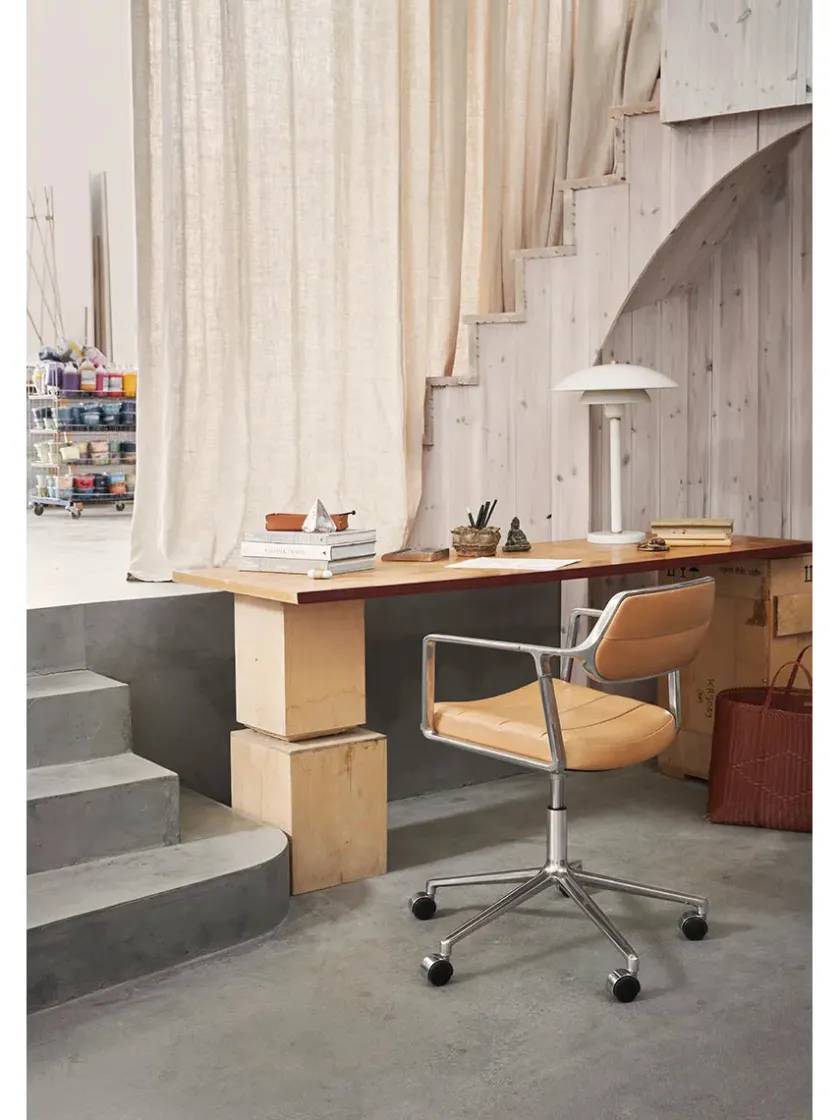 Vipp Kontorstole<453 Swivel+ Chair m/sort stel, sort læder fra