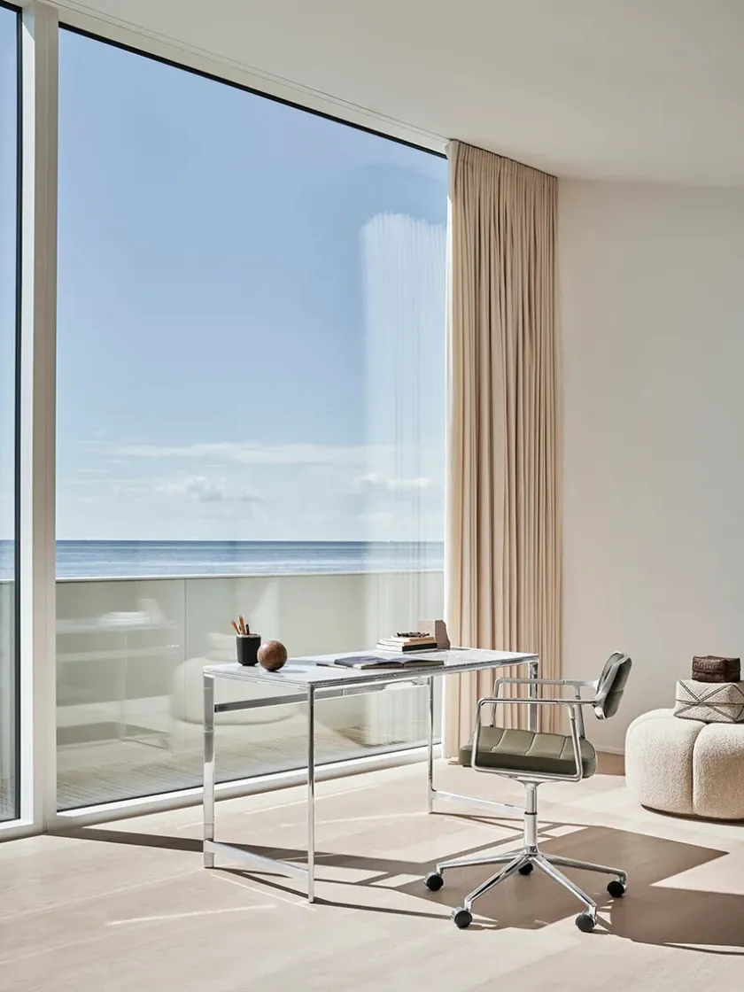 Vipp Kontorstole<453 Swivel+ Chair m/sort stel, sort læder fra